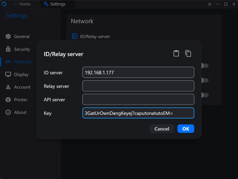 Configurações de rede do cliente RustDesk mostrando os campos Servidor ID e Chave configurados para um servidor próprio
